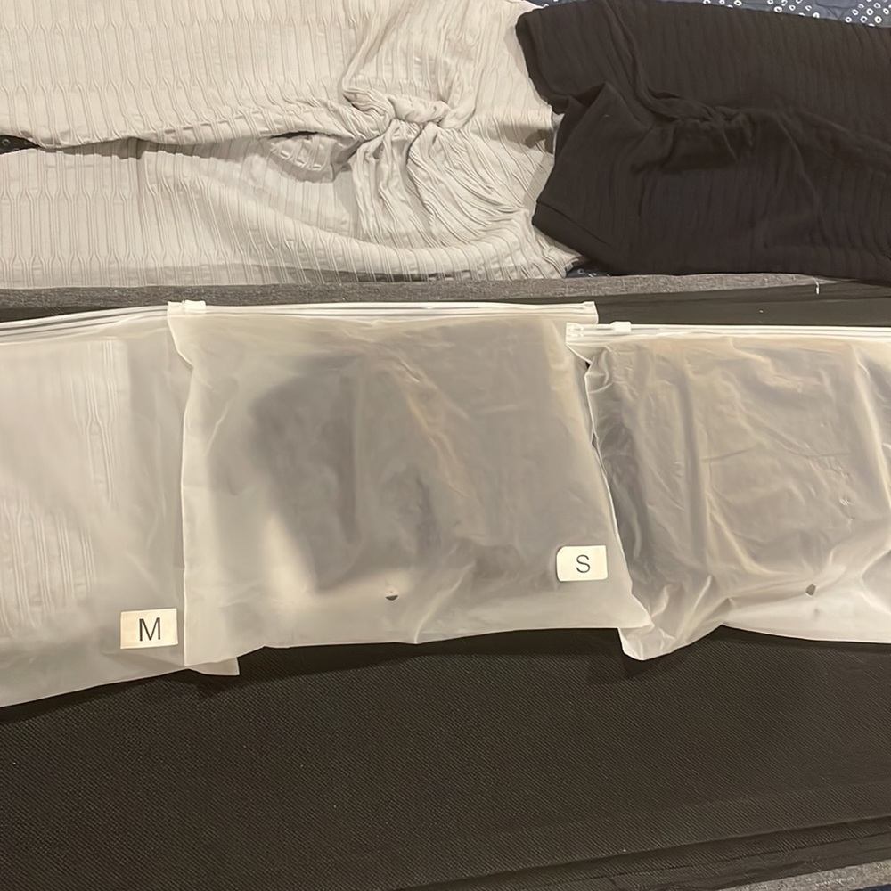 FREE 3 pairs of leggings wrong size fits a XXS woman or junior size girl.